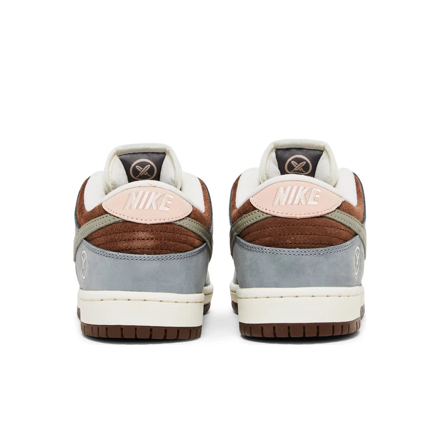 Heels of Nike SB Dunk Low Yuto Horigome in white and light grey