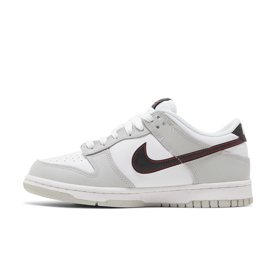 Side of the gradeschool Nike Dunk Low SE Jackpot GS childrens sneakers in white and grey