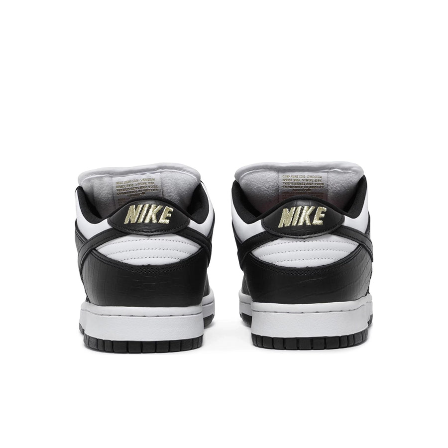 Heel of the Nike dunk supreme low skating shoes in a gold stars white black colour