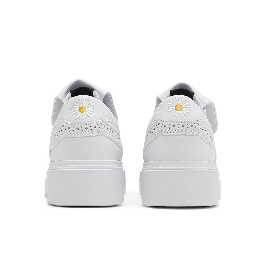 Heel of the Nike Kwondo 1 G-Dragon Peaceminusone Triple White sneakers in white