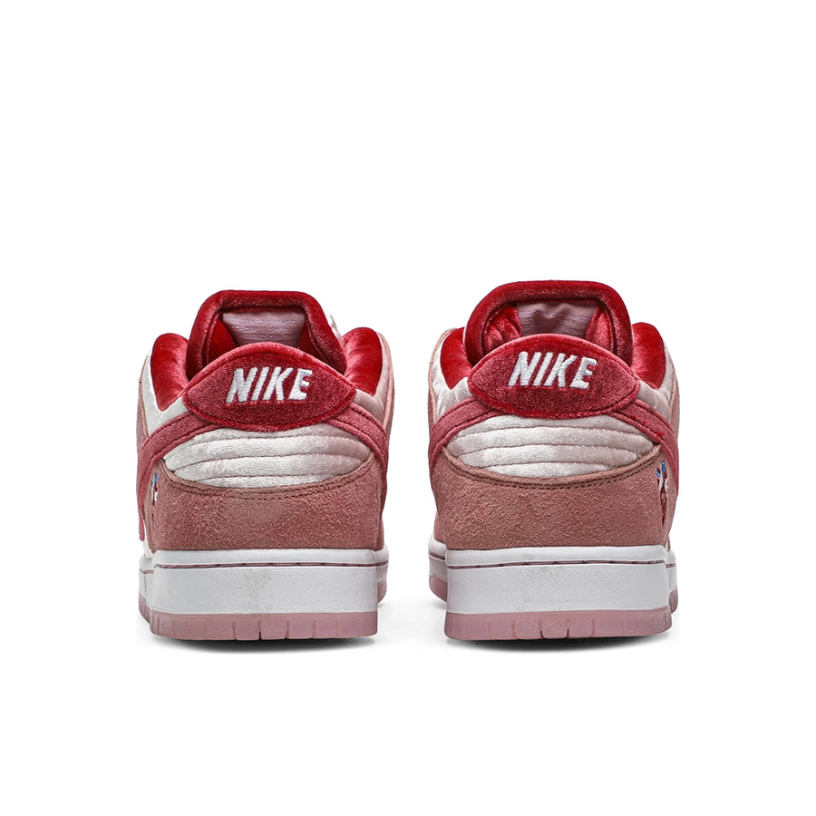 Heel of the Nike sb dunk low StrangeLove Skateboard skating shoes in a pink colour